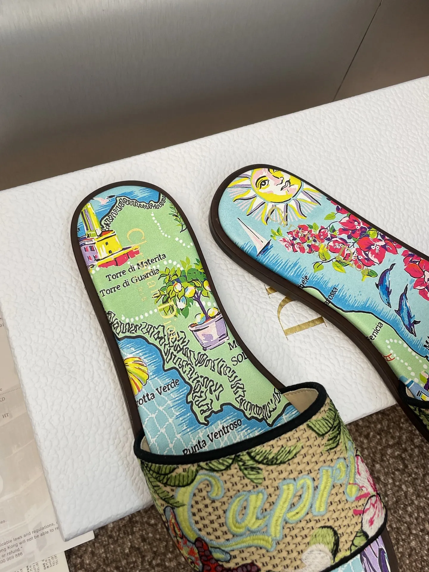 👟👟Ex-factory price 500👟👟 Dior 2025 spring and summer new style DWAY flat flip flops jelly color women's shoes CD letter logo three-dimensional embroidery round toe open toe color block sandals Material: upper imported raffia electric embroidery high temperature water-soluble cotton technical fabric + water-dyed sheepskin lining + Italian thickened leather outsole size: 34-42 (34.40.41.42. Customized, non-refundable and non-exchangeable)